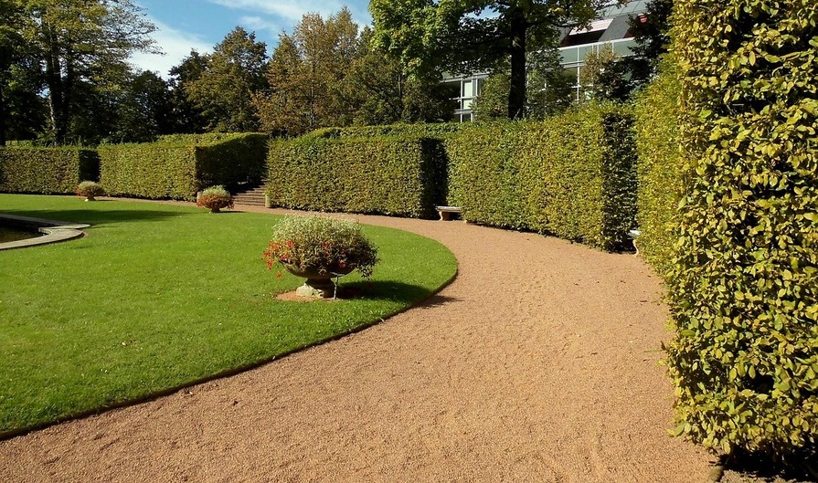 Kiesweg in französischen Garten